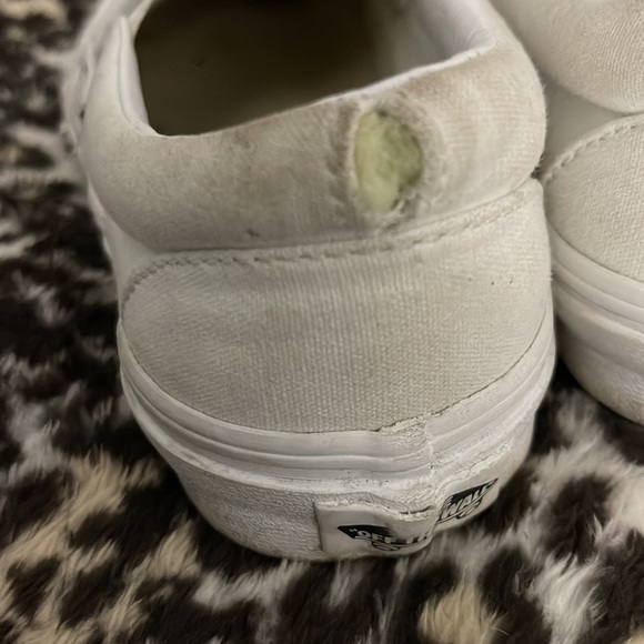 White vans - Picture 2 of 2